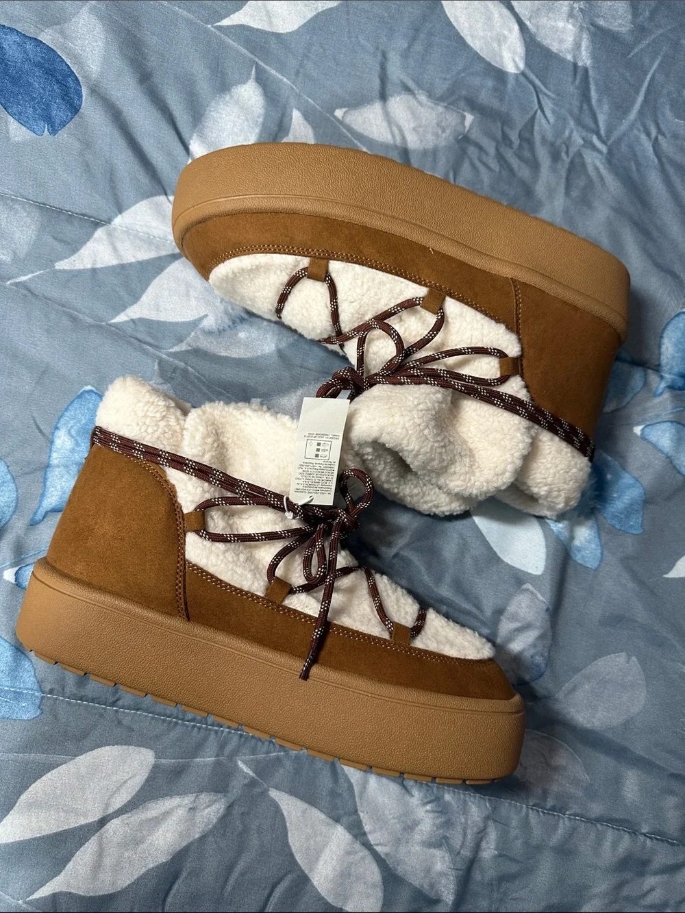 NWTS Women’s Old Navy Cream Sherpa Ankle Boots with Brown Trim Sz 11